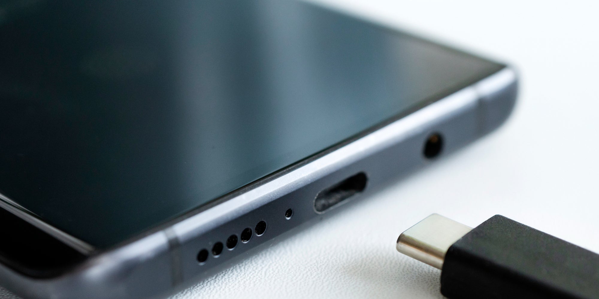 Il est important de bien nettoyer le port de son smartphone, pour éviter notamment un faux contact lors de la recharge. 