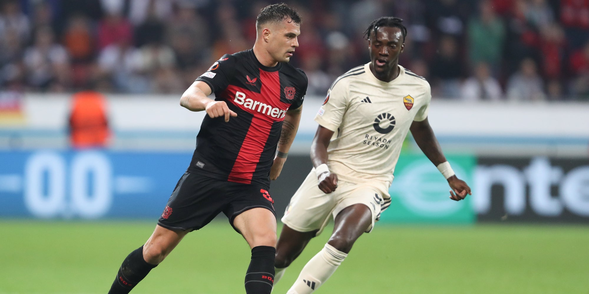 Granit Xhaka face à Tammy Abraham lors de la demi-finale retour de Ligue Europa opposant le Bayer Leverkusen à AS Roma, le 9 mai à la BayArena (Leverkusen).