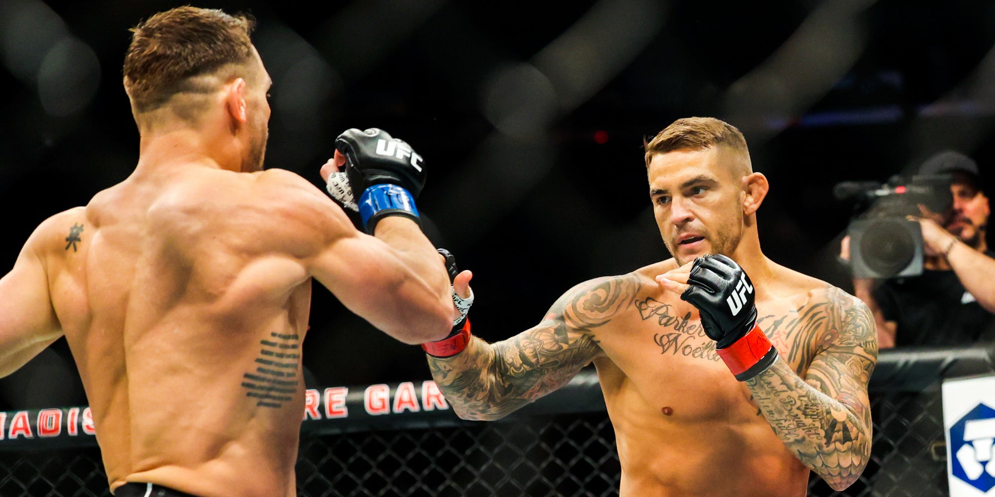 Dustin Poirier (gants rouges) et Michael Chandler (gants bleus) lors de l'UFC 281 au Madison Square Garden, le 12 novembre 2022.