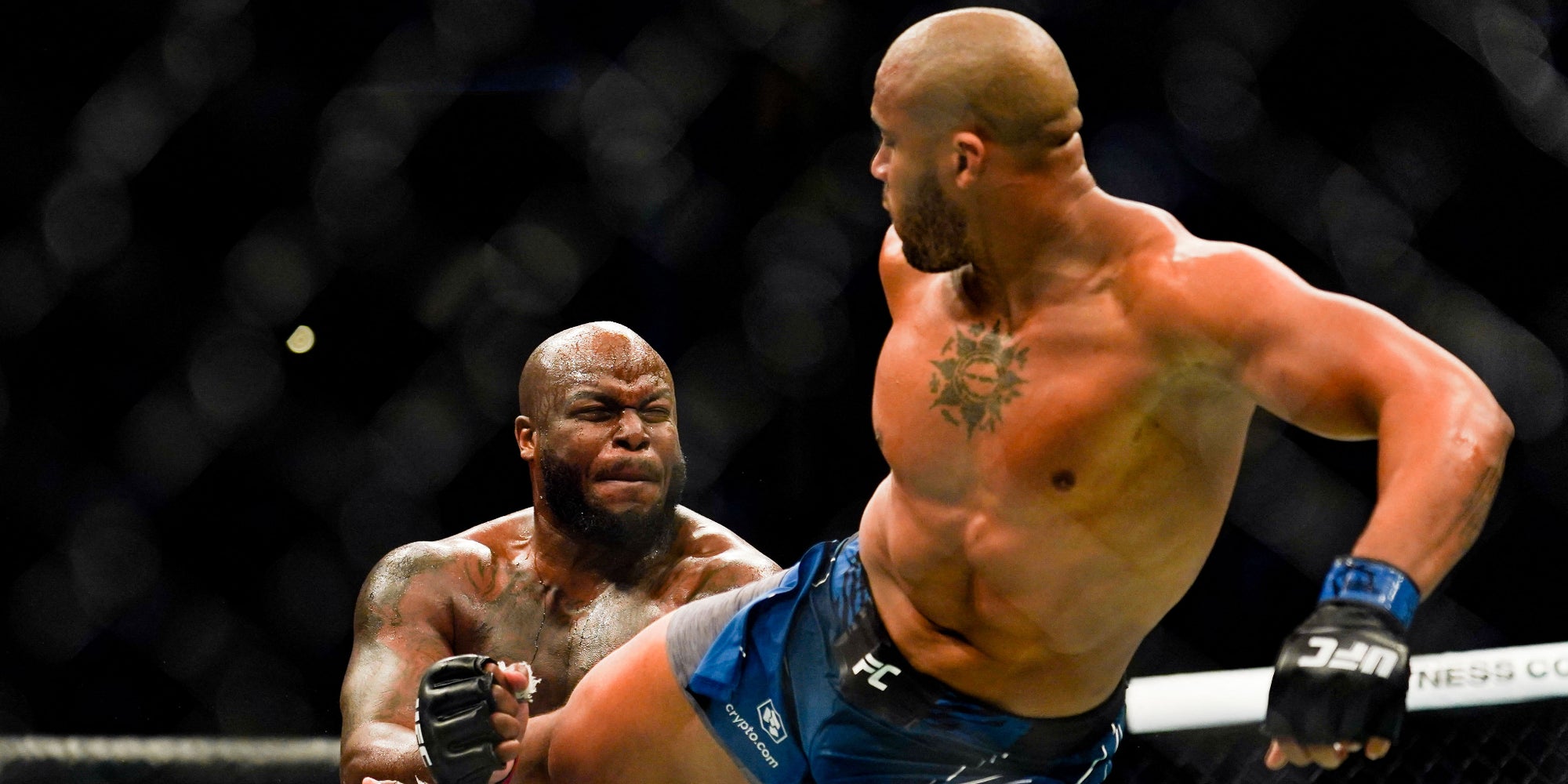 Ciryl Gane (à droite) porte un coup à Derrick Lewis lors de l'UFC 265 à Houston, États-Unis