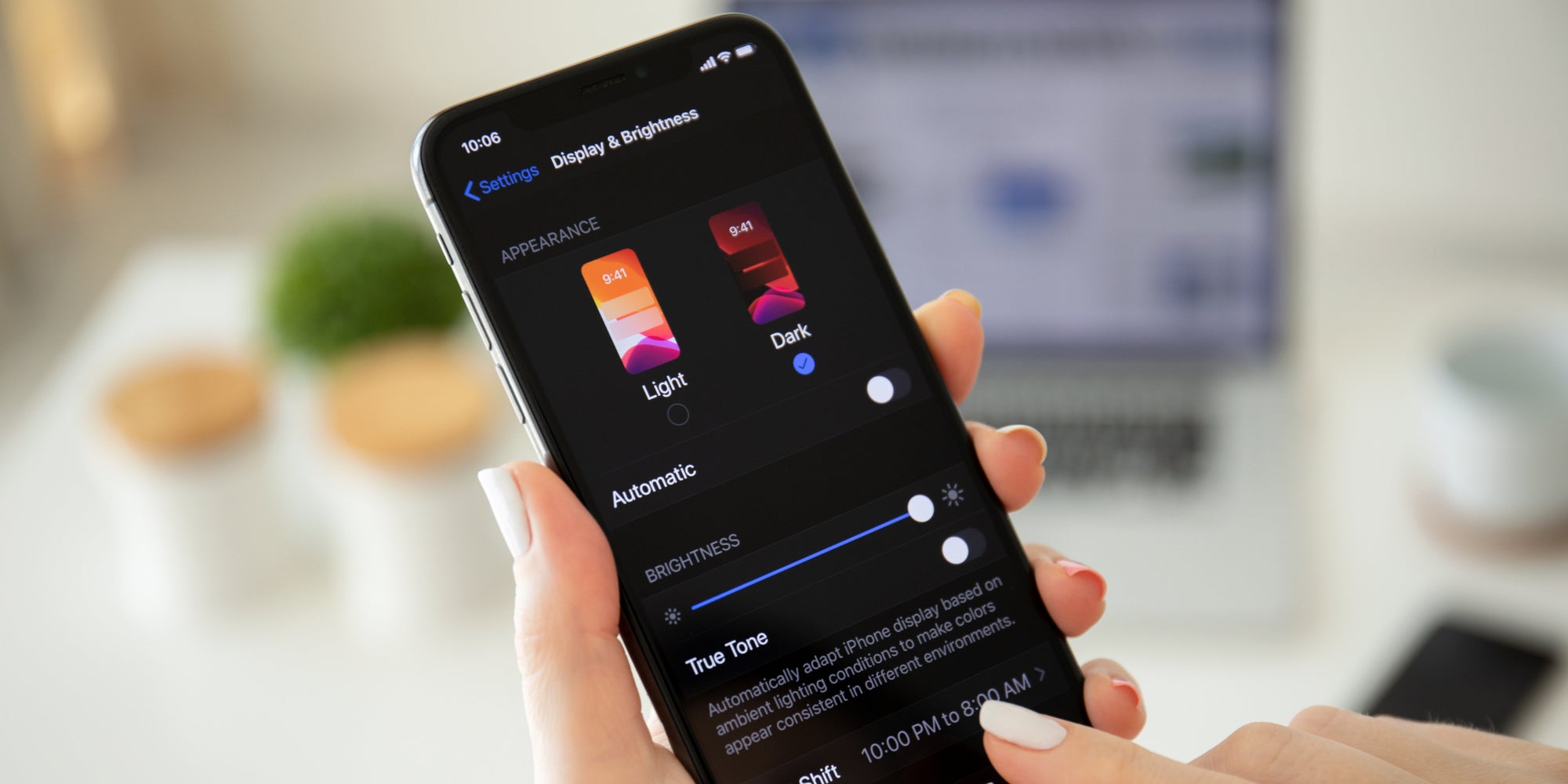 Le dark mode, dernière fonctionnalité d'iOS 13 sur les iPhone.