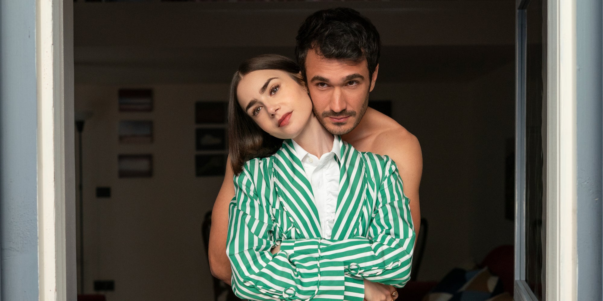Lily Collins (Emily) et Eugenio Franceschini (Marcello) dans la saison 5 d'Emily in Paris sur Netflix.