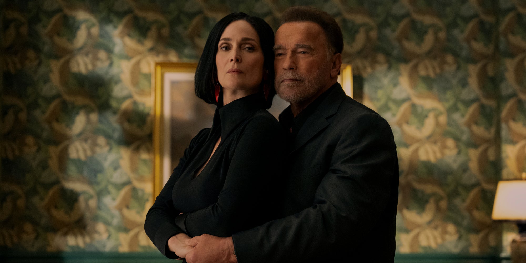 Carrie-Anne Moss et Arnold Schwarzenegger dans la saison 2 de ''FUBAR'', à découvrir sur Netflix.