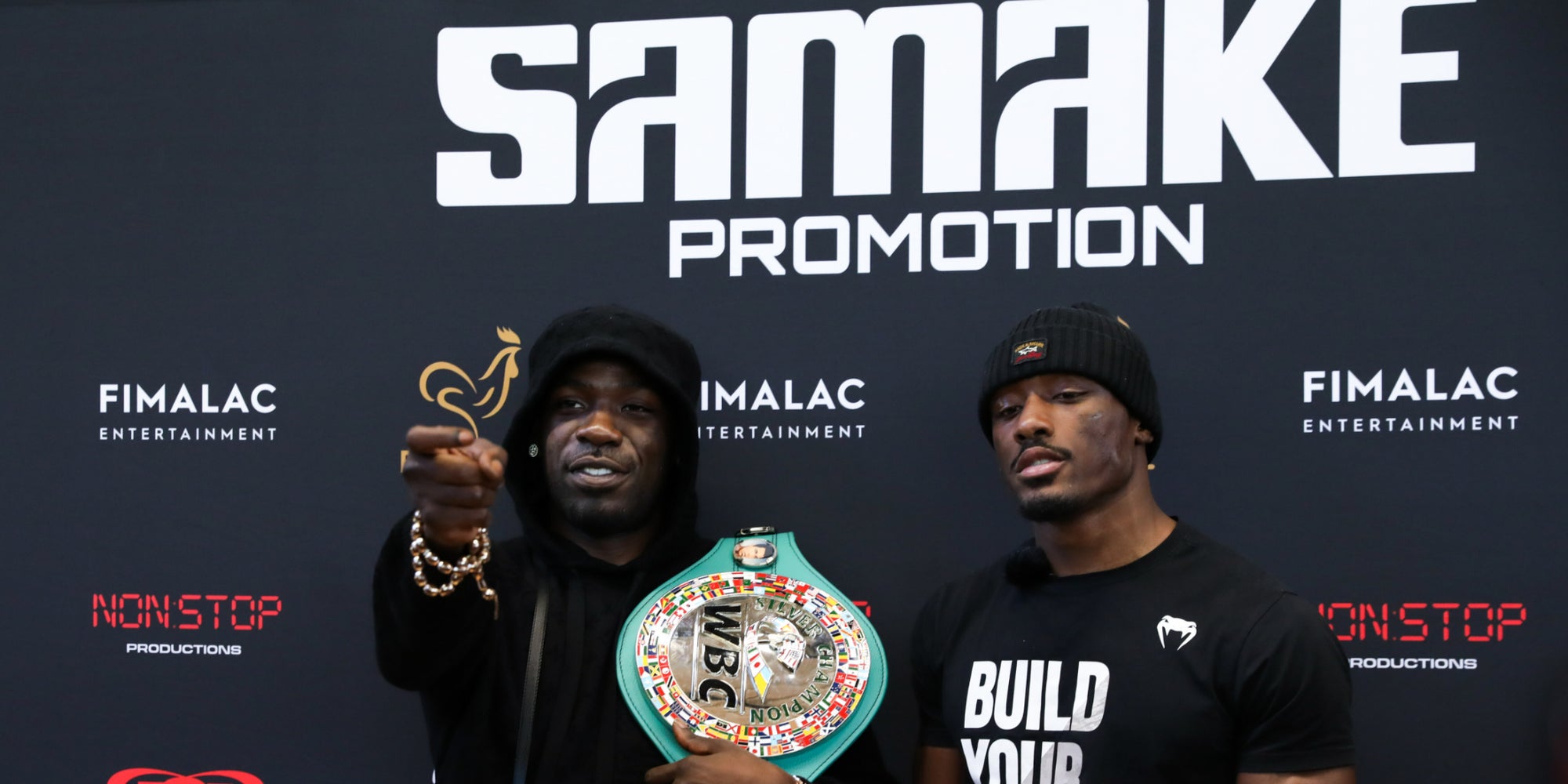 Gazo et Bakary Samaké lors de la conférence de presse du combat Samaké vs Knapp, le 11 avril 2025 à Champs-sur-Marne.