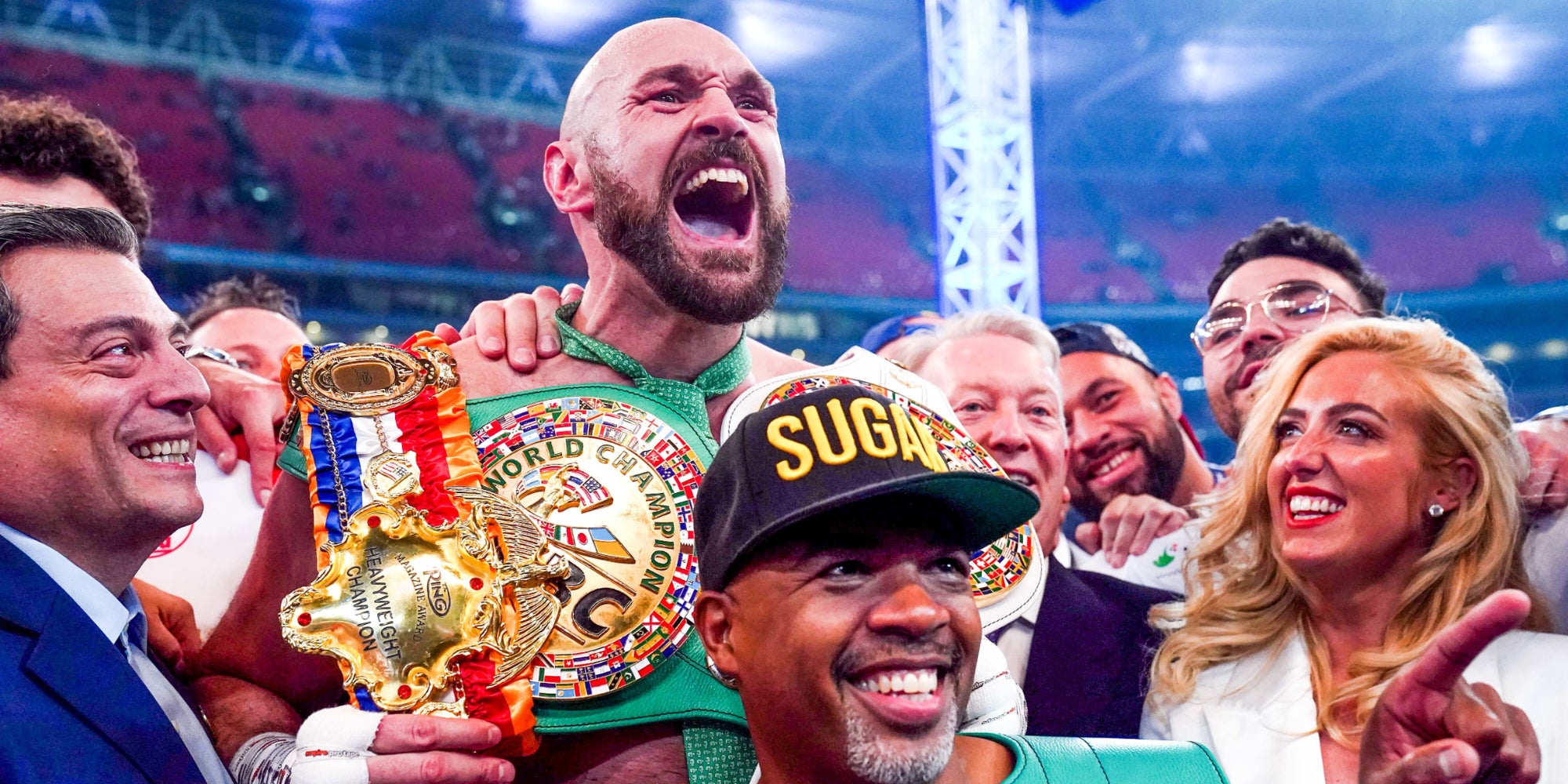 Tyson Fury, entouré de son épouse Paris et de son entraîneur SugarHill Steward, après sa victoire contre Dillian Whyte à Wembley, à Londres, le 23 avril 2022. 