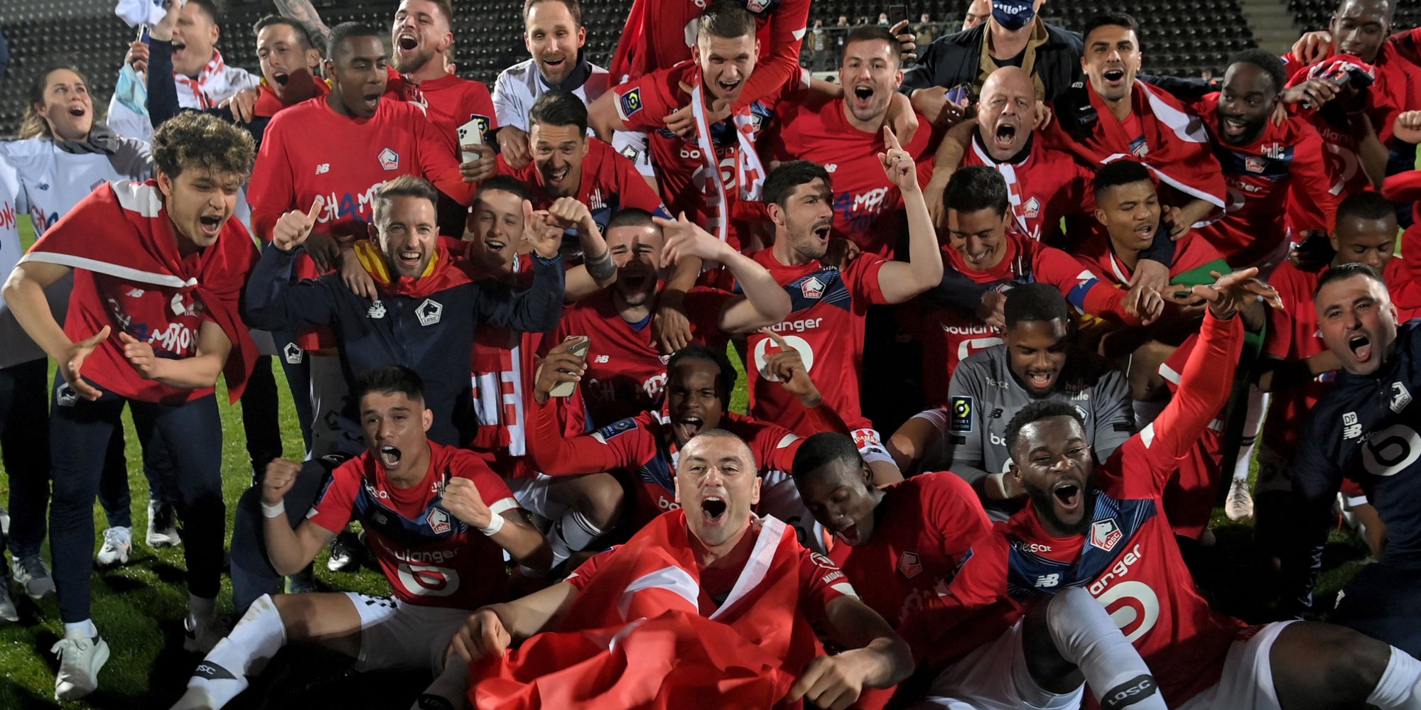 Les joueurs du LOSC célèbrent leur titre de Ligue 1 après leur match à Angers, le 23 mai 2021.
