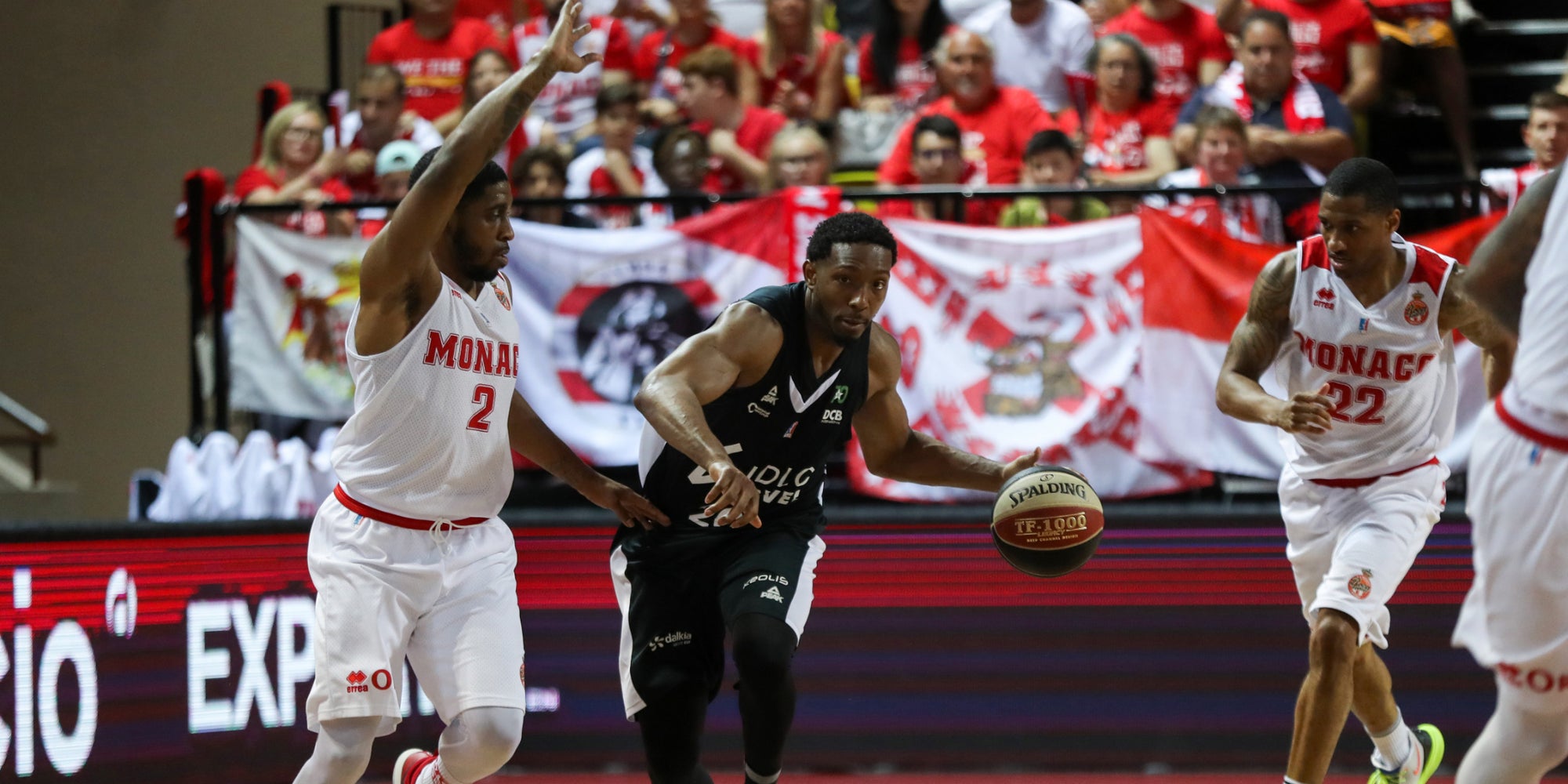 Demarcus Nelson de l'ASVEL fait face à Lazeric Jones dans un match face à Monaco en finale de Jeep Élite, au stade Louis II, le 20 juin 2019.