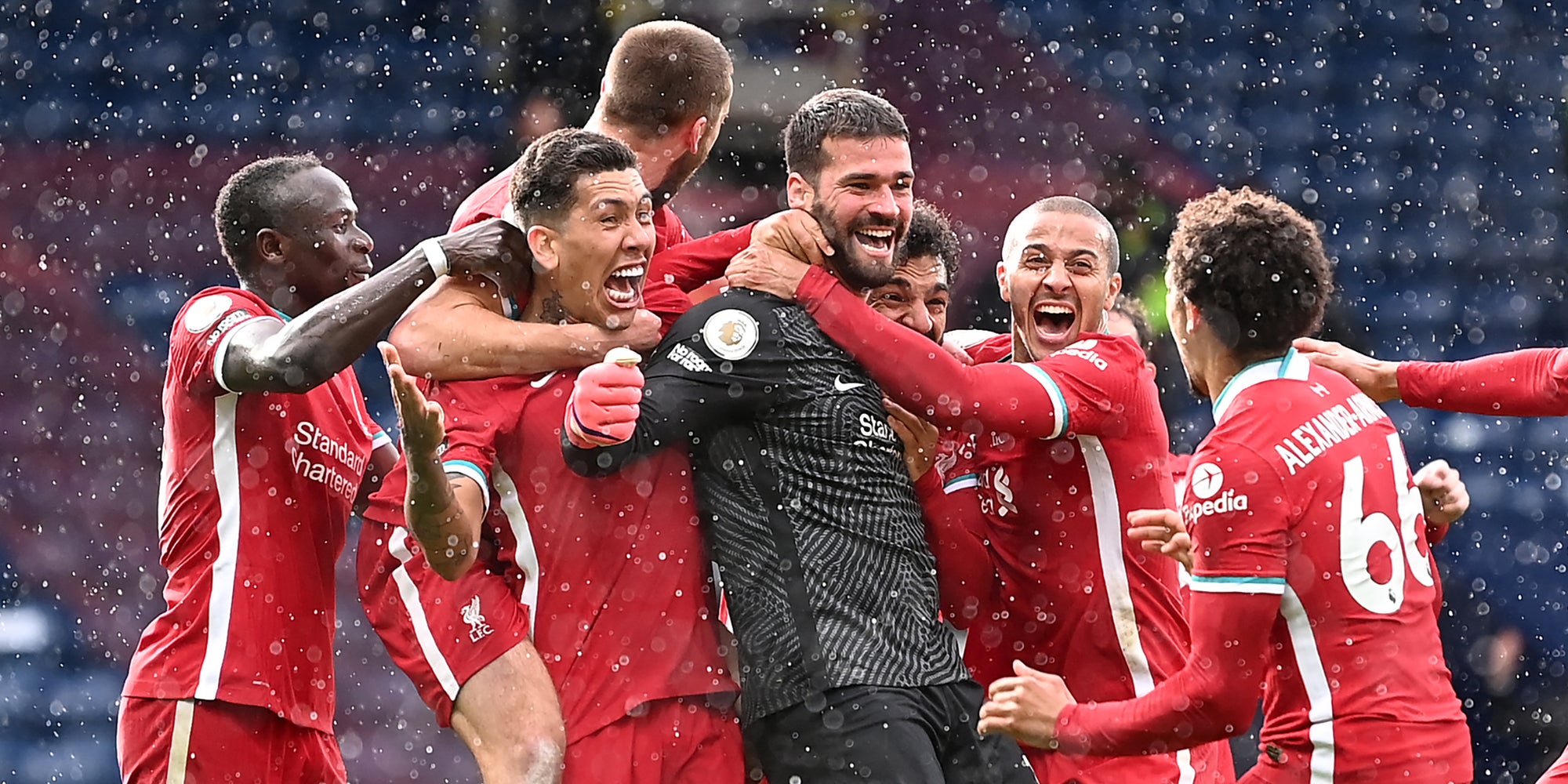 Alisson Becker entouré de ses coéquipiers de Liverpool après son but contre WBA, le 16 mai 2021 à West Bromwich