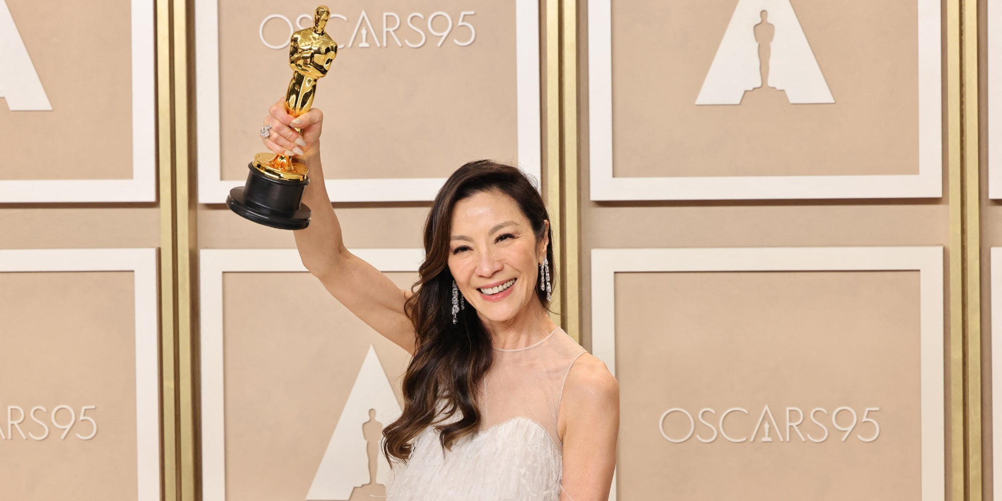 Michelle Yeoh, sacrée Meilleure actrice pour "Everything Everywhere All at Once" aux Oscars, le 12 mars 2023 à Hollywood.