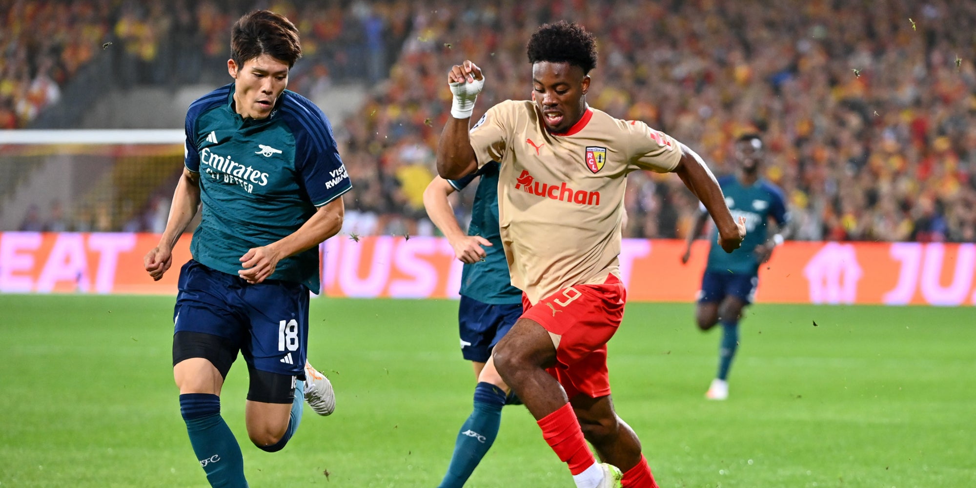 Takehiro Tomiyasu et Elye Wahi au duel lors du match de Ligue des Champions entre Lens et Arsenal, le 3 octobre dernier au Stade Bollaert-Delelis de Lens.