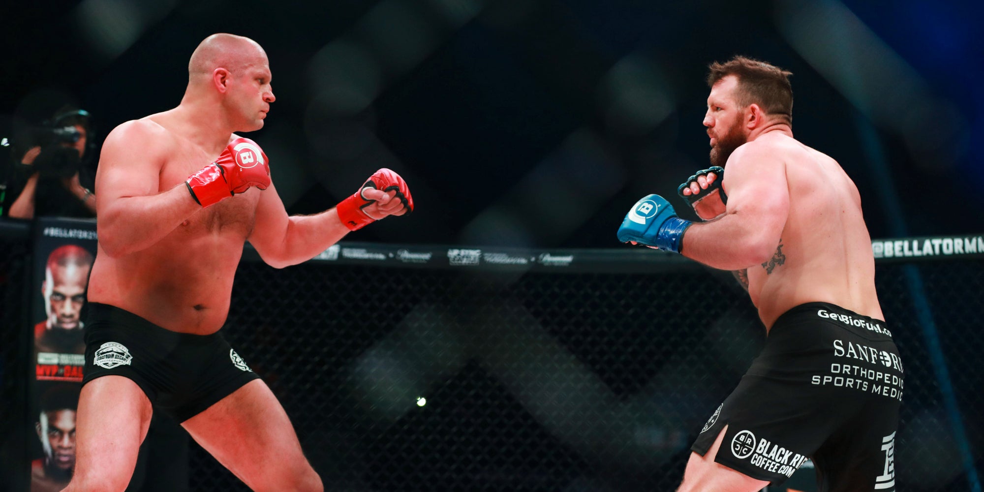 Ryan Bader (gants bleus) face à Fedor Emelianenko (gants rouges) lors du Bellator 214 à Los Angeles