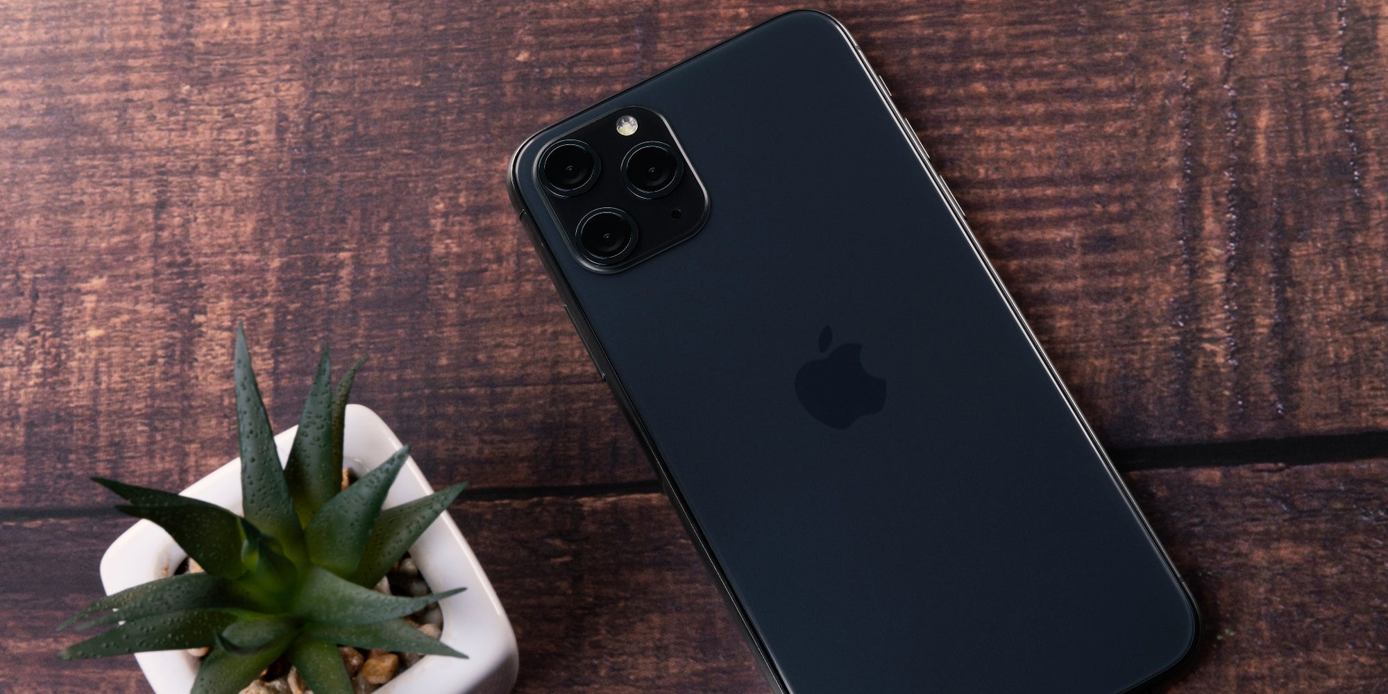 Cet iPhone est posé correctement, face écran contre la table.