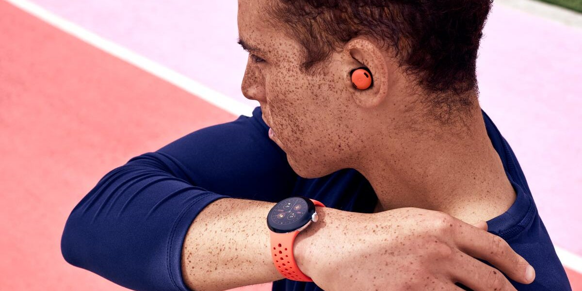 Voici la toute nouvelle Google Pixel Watch 2, avec les Pixel Buds Pro.