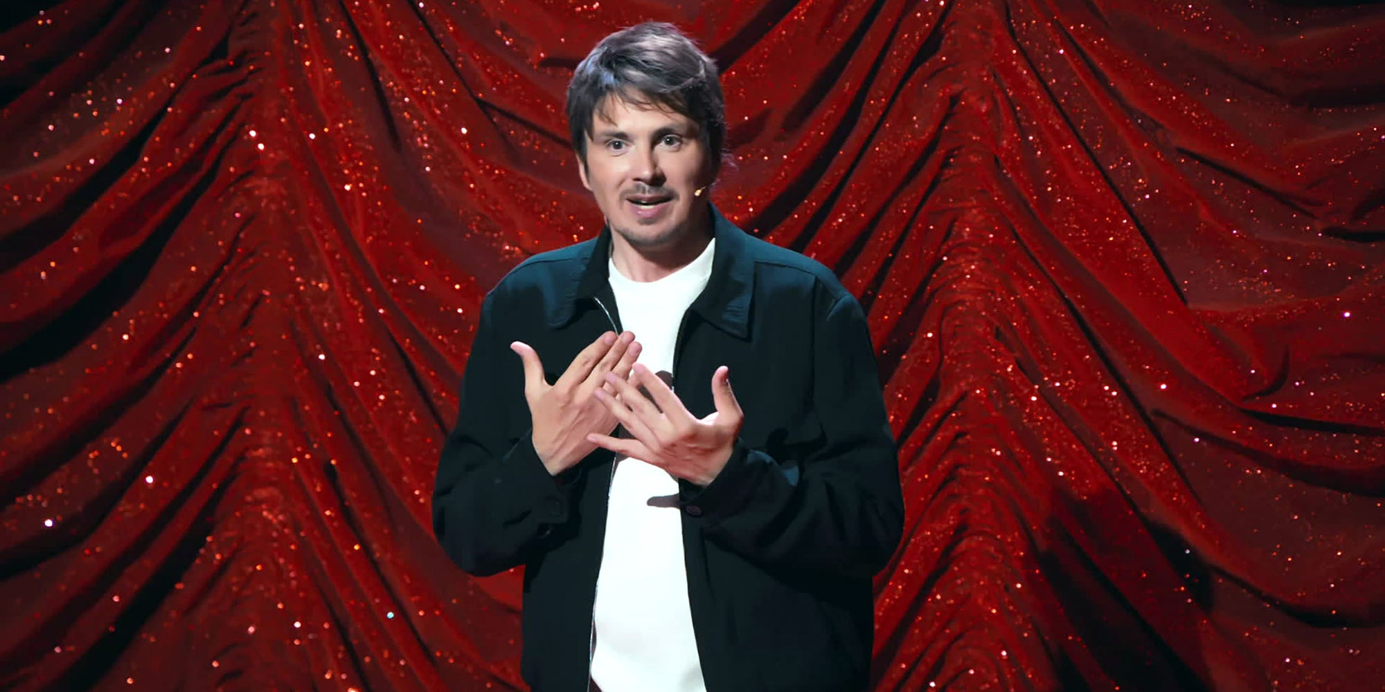 Guillermo Guiz sur la scène du Paradis Latin, interprétant son one-man-show ''OZZY''. 