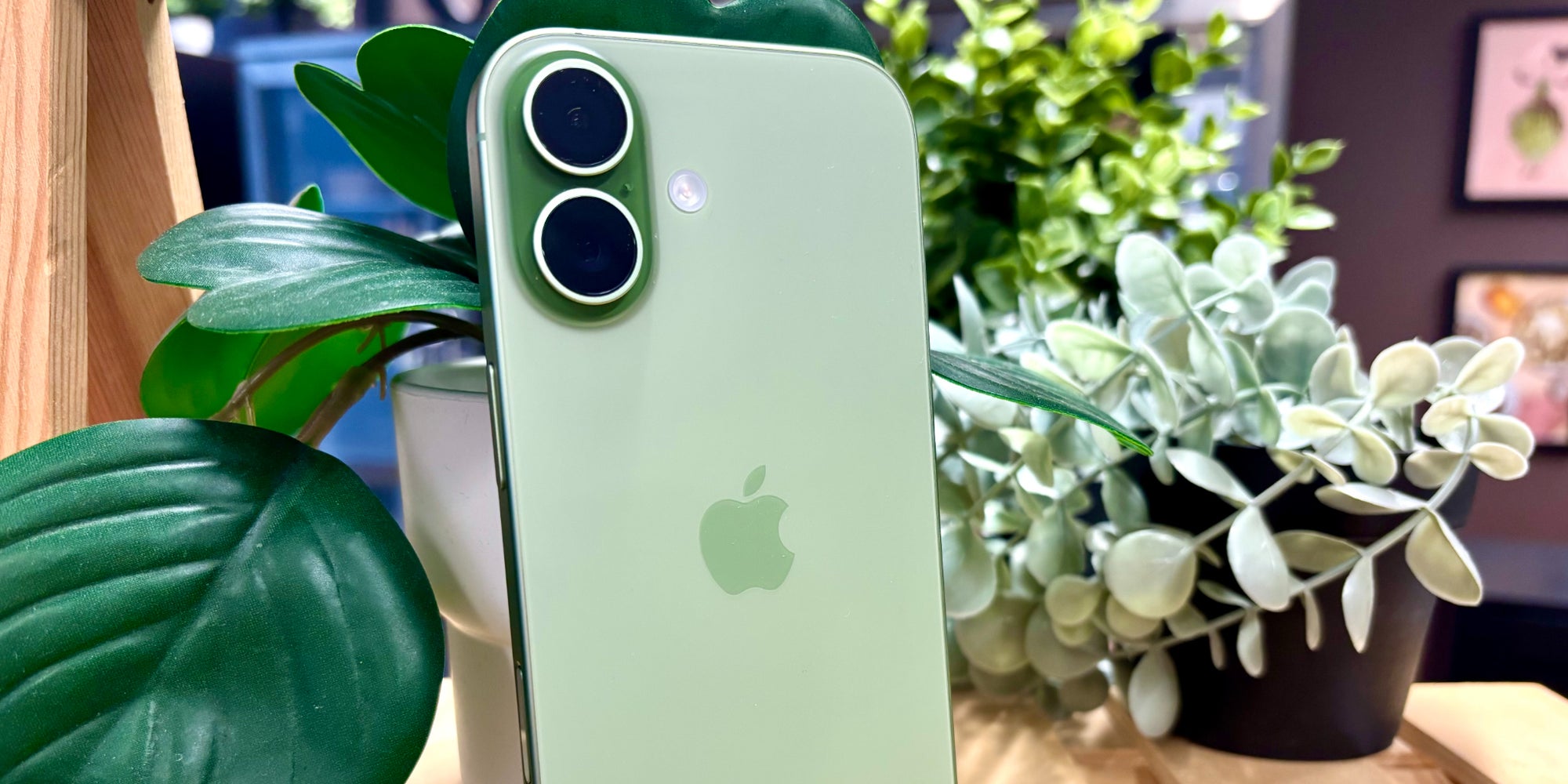 L'iPhone 17, ici dans son coloris sauge.
