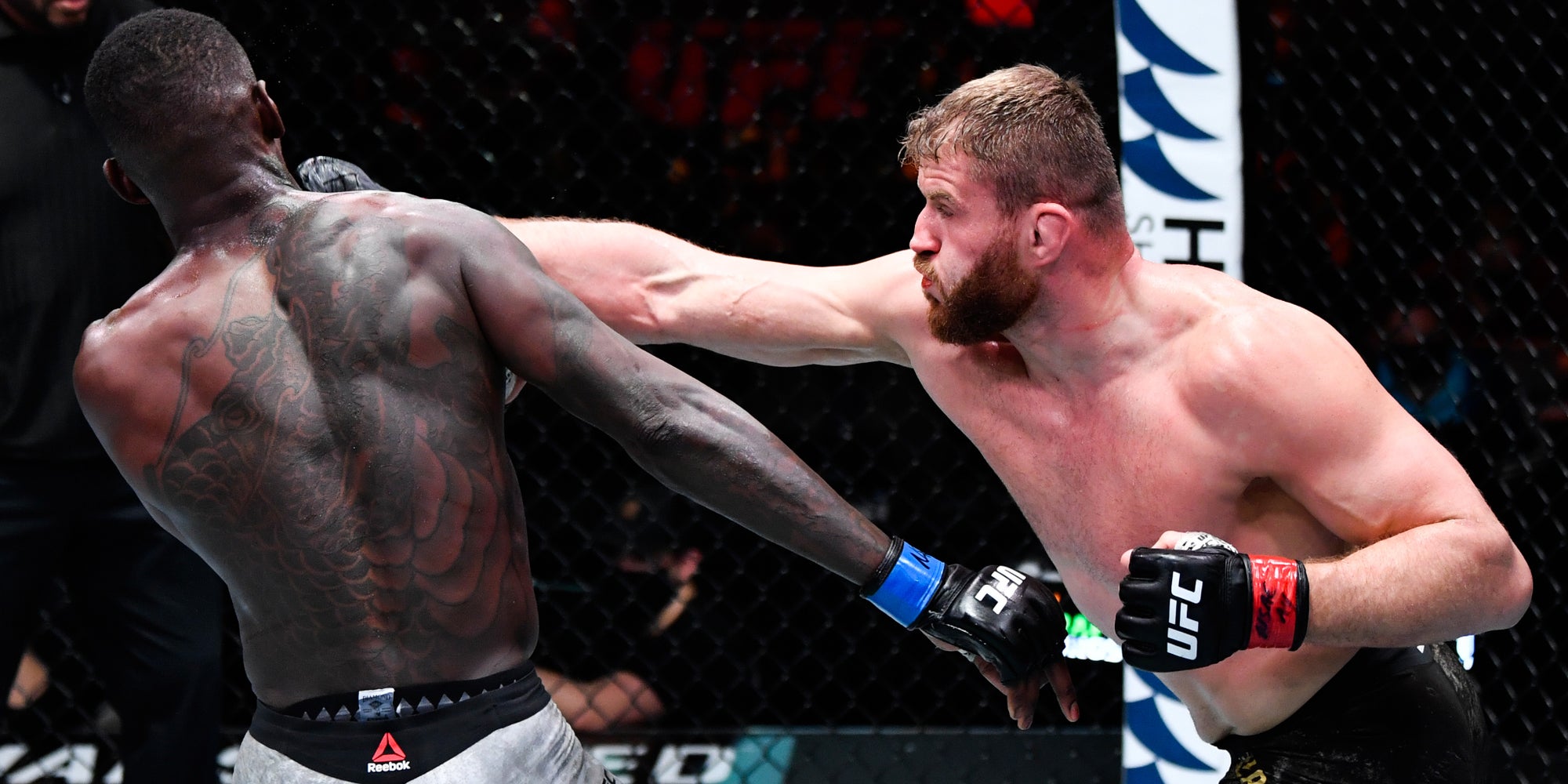 Blachowisz (à doite) lors de sa victoire contre Adesanya pendant l'UFC 259 à Las Vegas, Nevada