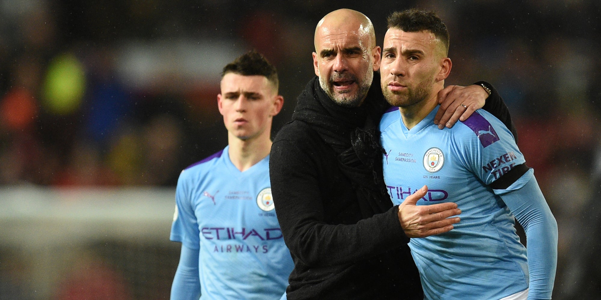 Foden, Guardiola et Ottamendi après la défaite de City dans le derby contre United, le 8 mars 2020 à Manchester