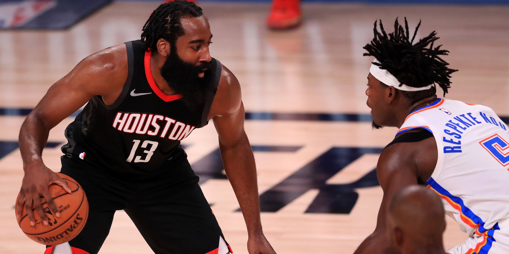 James Harden et Luguentz Dort dans un face à face féroce durant le Match 7 des Houston Rockets vs. Oklahoma City Thunder, à Orlando, le 2 septembre 2020.