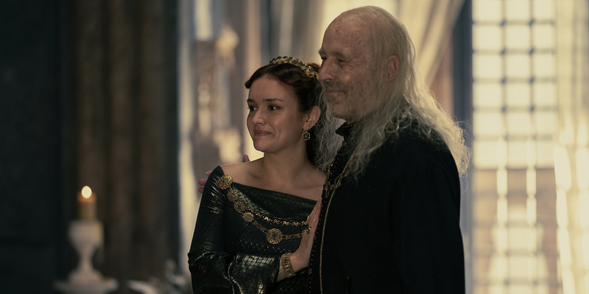 Alicent Hightower (Olivia Cooke) et Viserys Tragaryen (Paddy Considine) dans l'épisode 6 de House of the Dragon