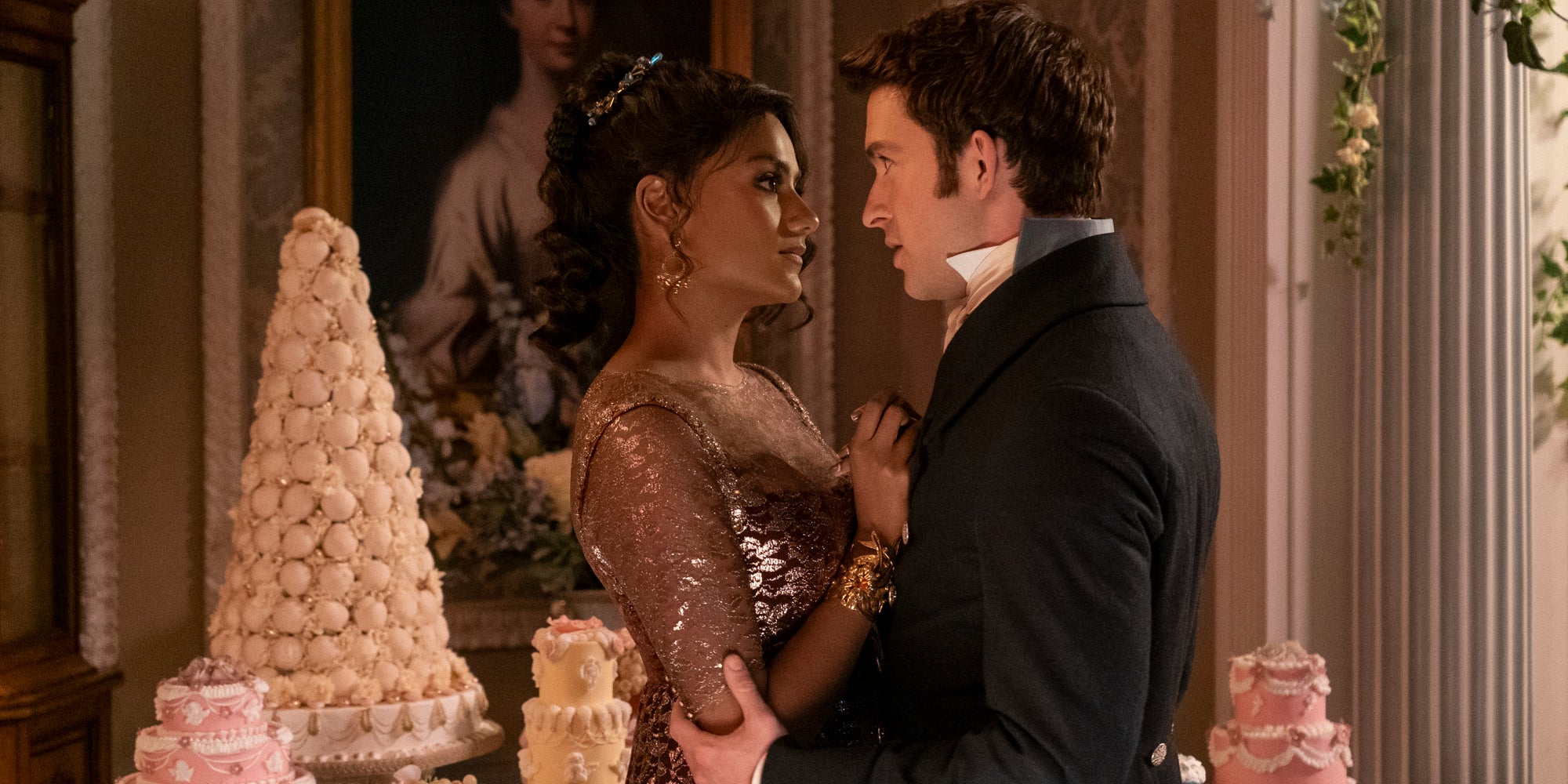 Kate Sharma (Simone Ashley) et Anthony Bridgerton (Jonathan Bailey) dans la troisième saison de La Chronique des Bridgerton. 
