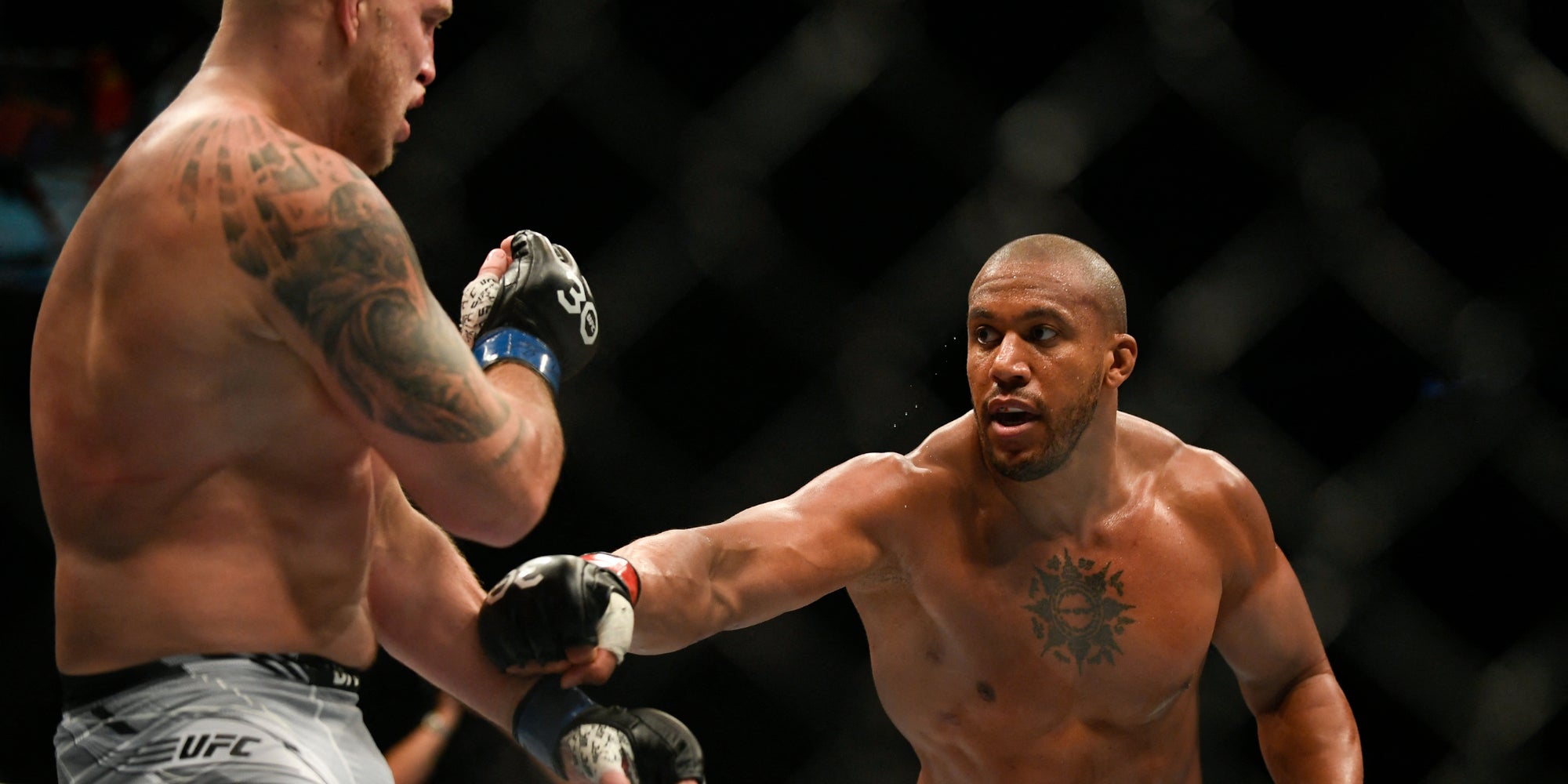 Ciryl Gane (gants rouges) lors de son combat contre Serghei Spivac, le 2 septembre 2023 à l’Accor Arena de Paris.