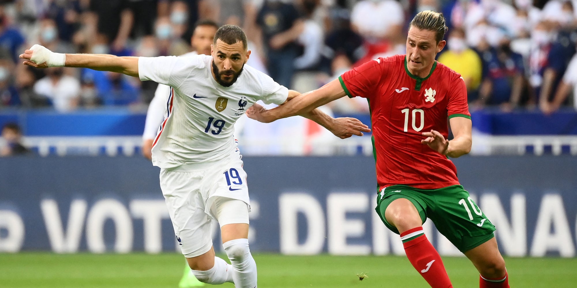 Karim Benzema face à Bozhidar Kraev lors du match amical France - Bulgarie, au Stade de France à Saint-Denis, le 8 juin 2021.