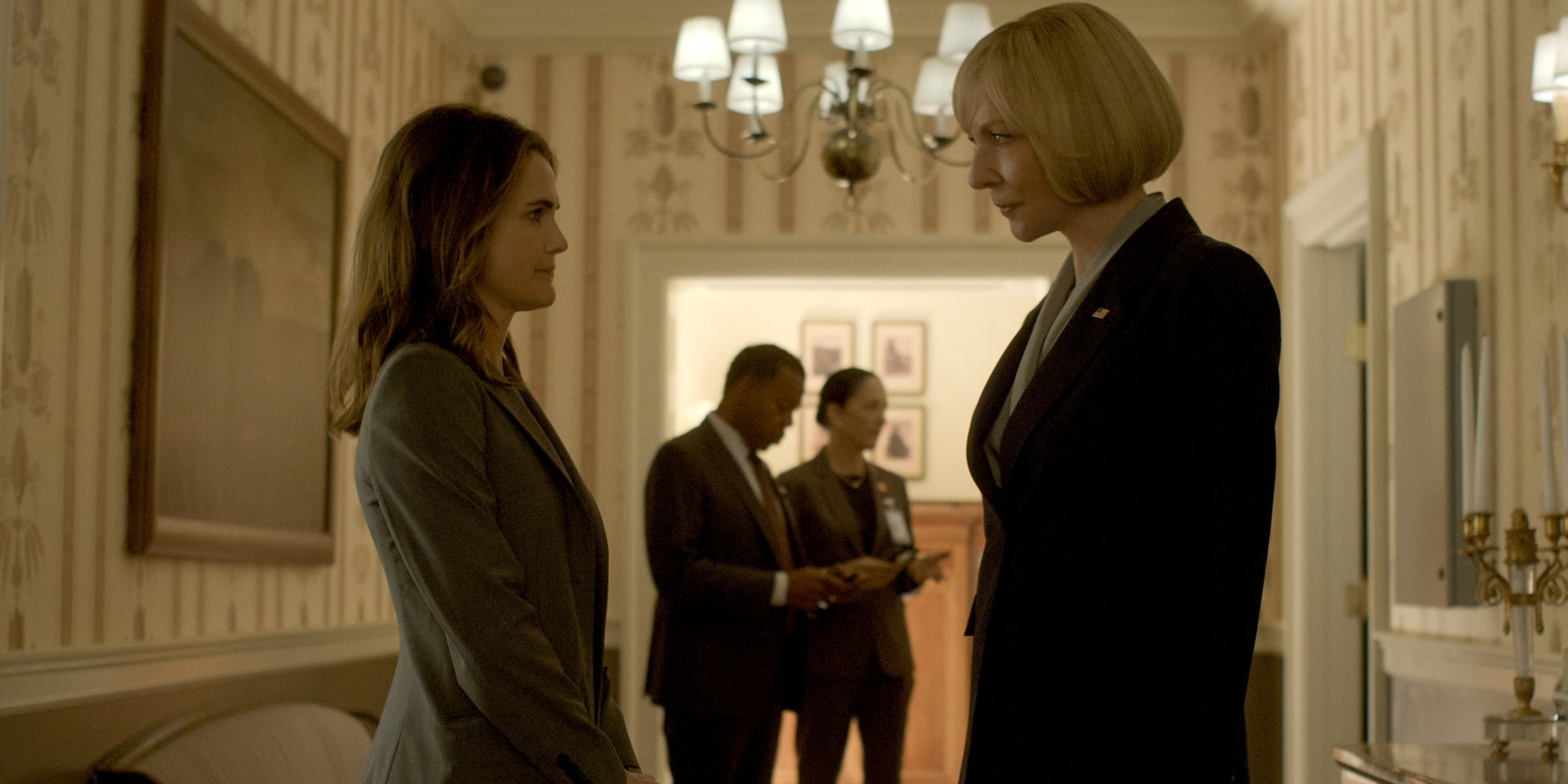 Keri Russell (Kate Wyler) et Allison Janney (Grace Penn) dans la saison 3 de "La Diplomate", à découvrir sur Netflix.