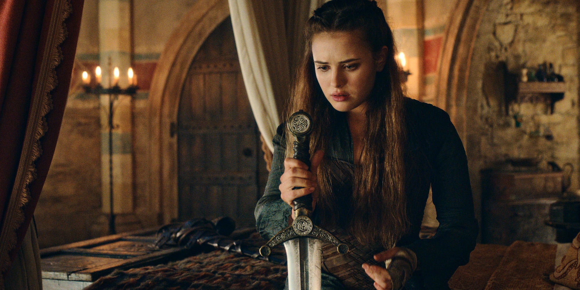 Katherine Langford est Nimue, aka la Dame du Lac de la légende arthurienne, dans "Cursed : La Rebelle".
