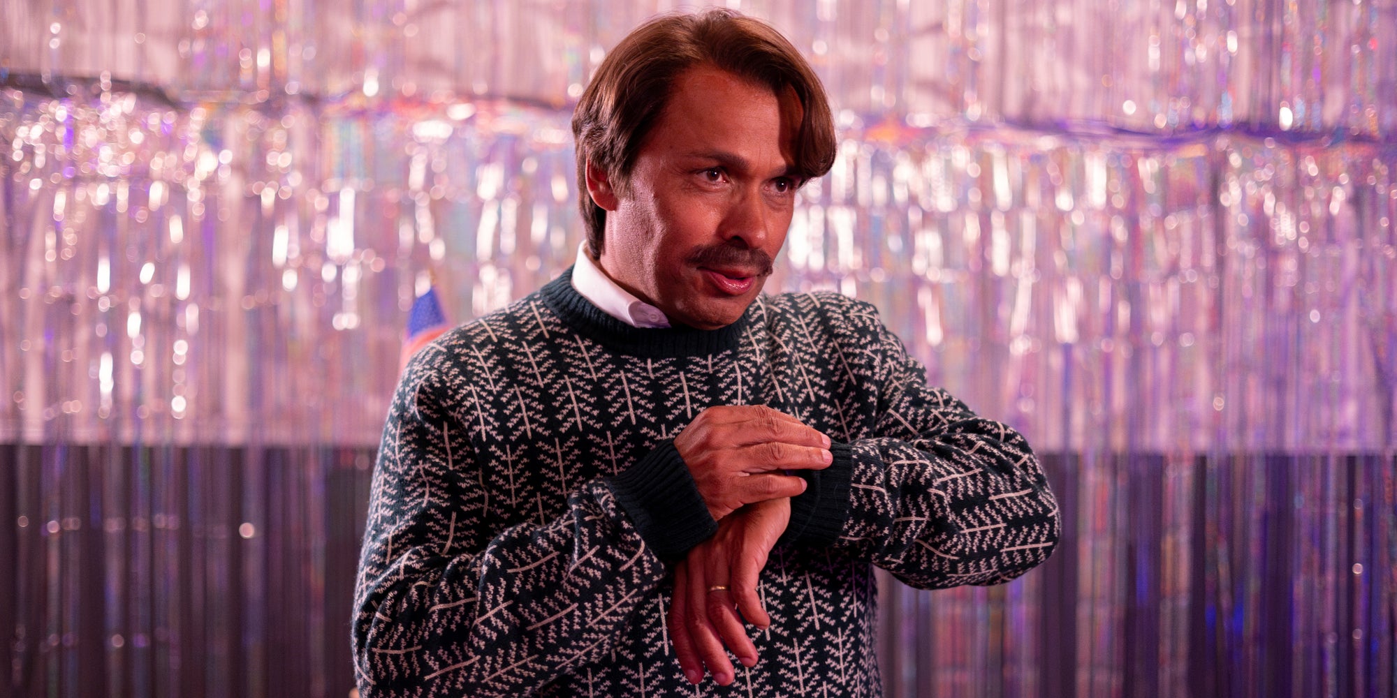 Retrouvez Éric Judor (avec des cheveux) en tête d'affiche d'une comédie de Noël déjantée, "Un Stupéfiant Noël !", en exclusivité sur Prime Video.