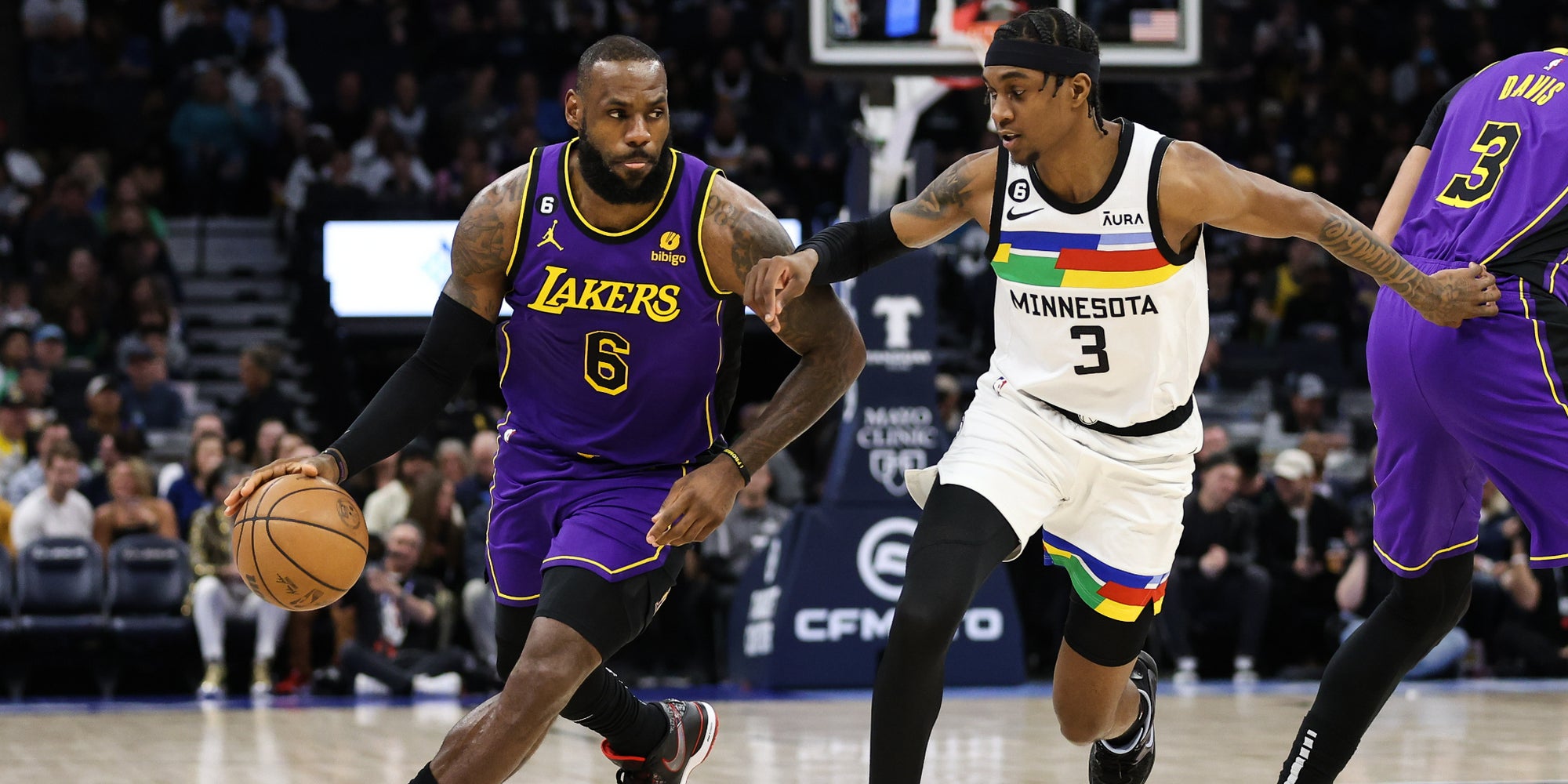 LeBron James (Lakers) et Jaden McDaniels (Timberwolves) lors de la dernière rencontre entre les deux franchises, le 31 mars 2023 à Minneapolis 