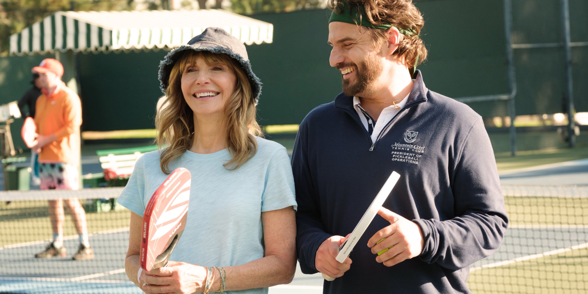Mary Steenburgen et Jake Johnson dans "Les fous du pickleball", disponible à partir du 24 juillet 2026 sur Apple TV.