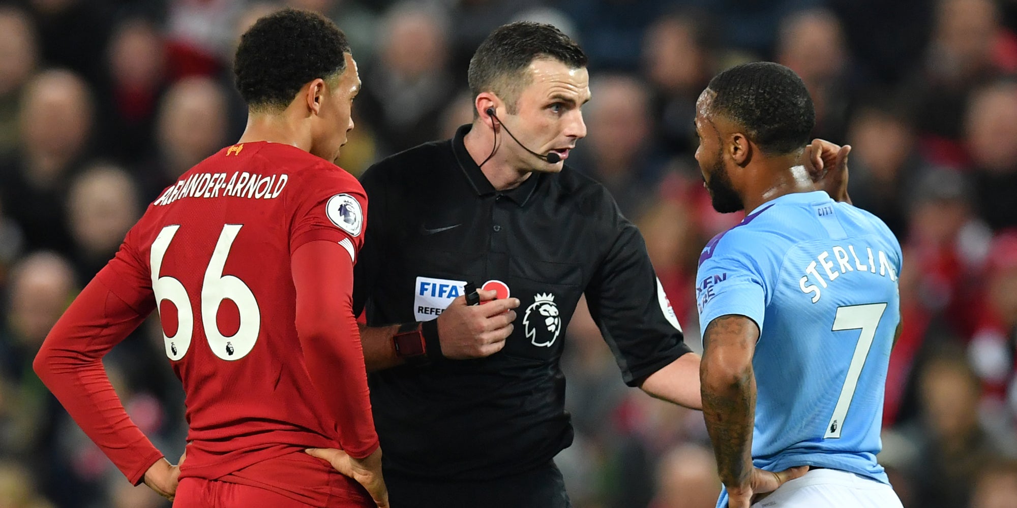 Alexander-Arnold et Sterling en discussion avec l'arbitre de Liverpool - Manchester City, le 10 novembre 2019