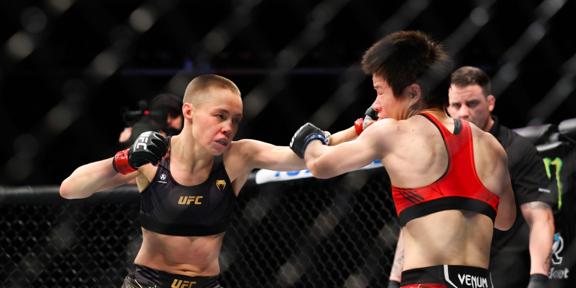 Rose Namajunas (gants rouges) lors de son combat face à Weili Zhang, le 6 novembre 2021 à l'occasion de l'UFC 268 au Madison Square Garden (New York).