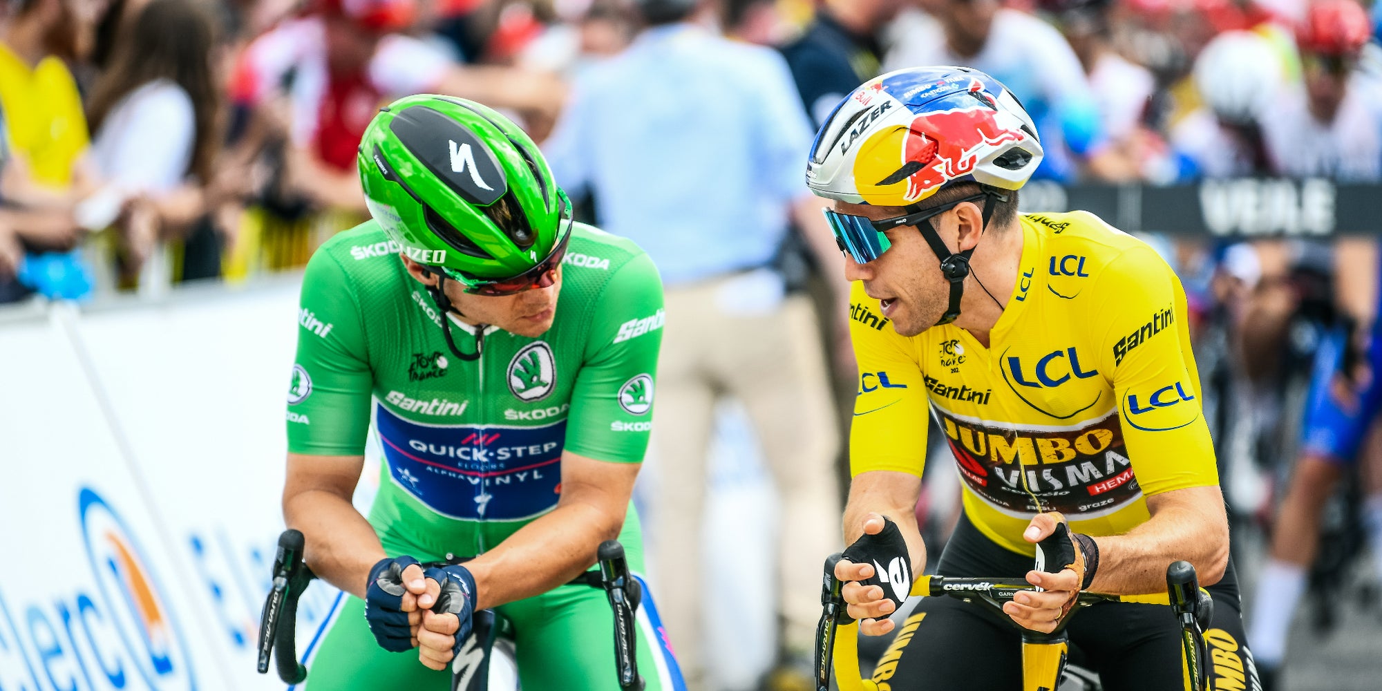 Fabio Jakobsen (maillot vert) et Wout van Aert (maillot jaune) lors de la 3e étape du Tour de France 2022, le 3 juillet 2022 à Sonderborg (Danemark). 