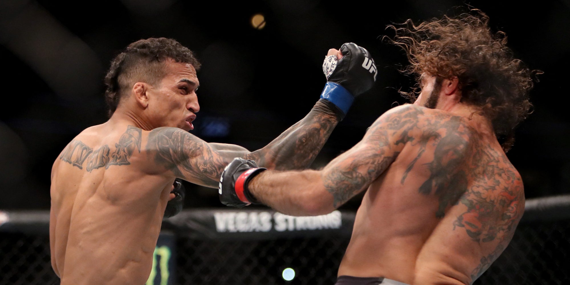 Charles Oliveira face à Clay Guida lors de l'UFC 225, à Chicago, le 9 juin 2018.