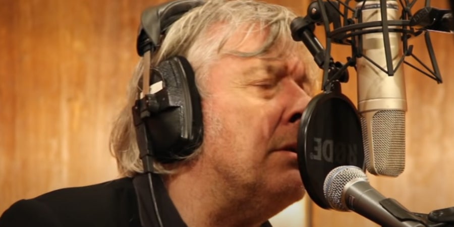 Le chanteur Arno en cinq titres 