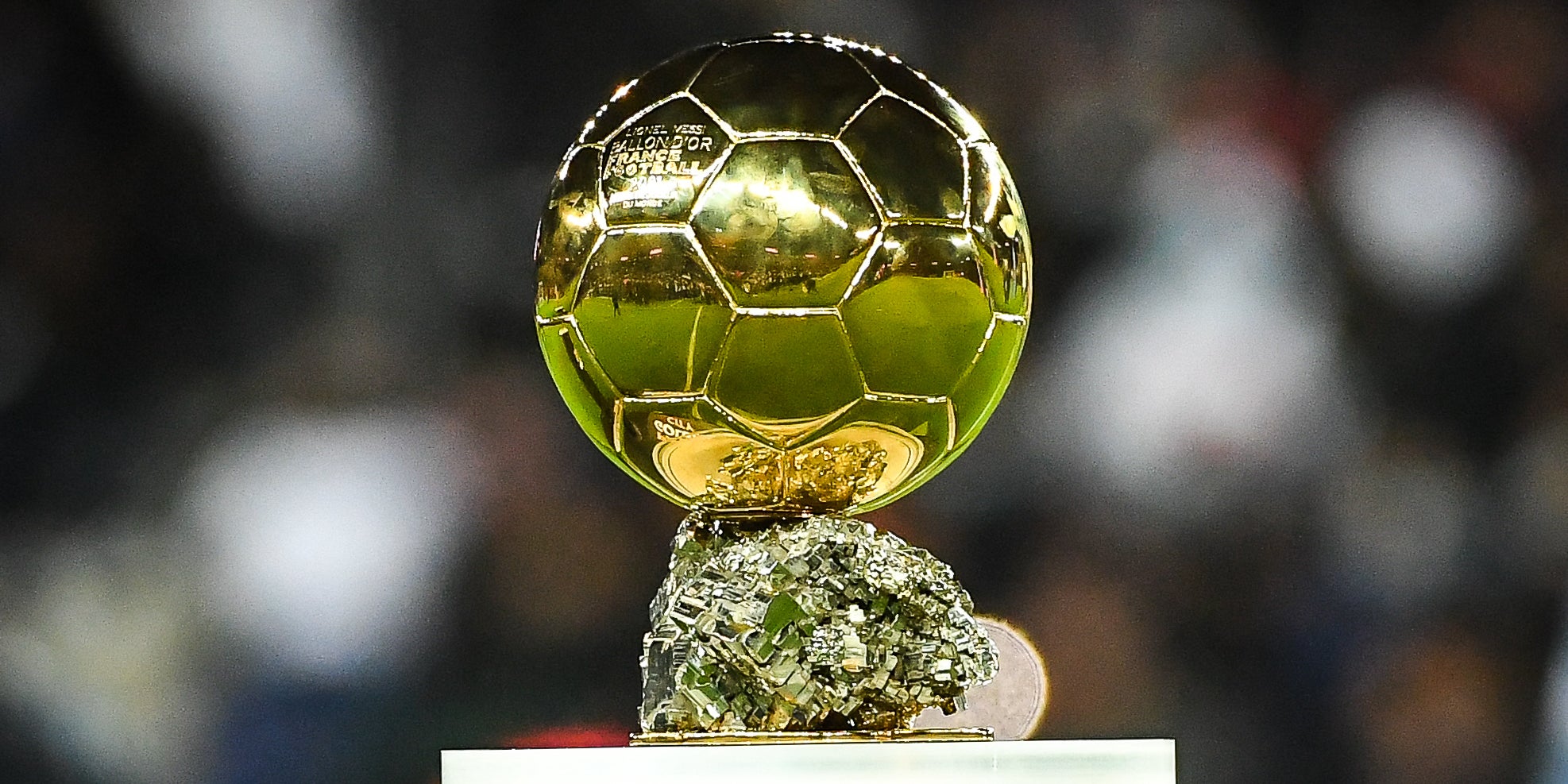 Le Ballon d'Or en 2021, présenté au Parc des Princes (Paris) lors d'un match de Ligue 1 entre le PSG et Nice.