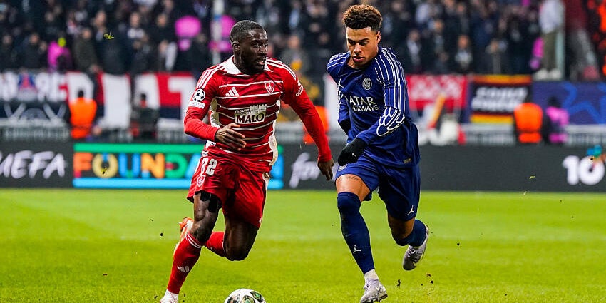 Massadio Haidara (à gauche) et Désiré Doué (à droite) à la lutte lors du match Brest-PSG en Ligue des Champions, le 11 février 2025.