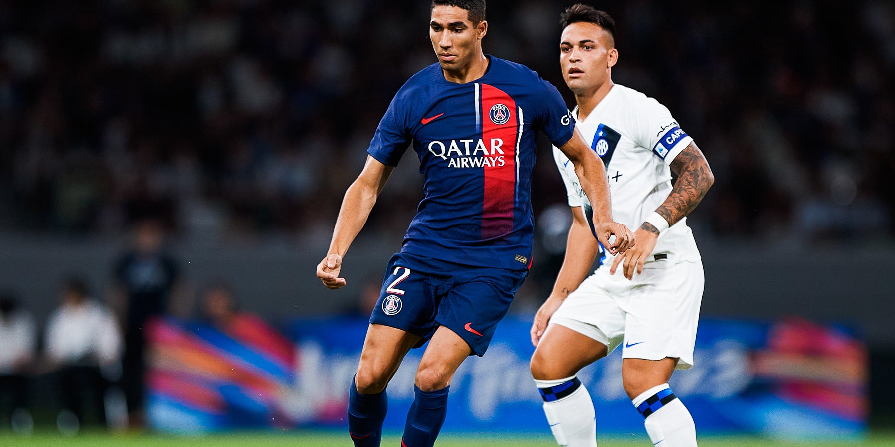 Achraf Hakimi et Lautaro Martinez lors d'un match amical entre PSG et l'Inter, le 1er août 2023 au Stade National de Tokyo. 
