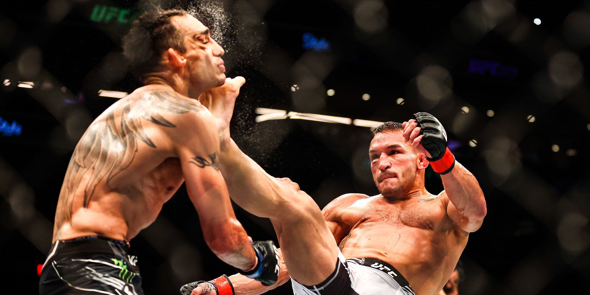 Le magnifique KO de Michael Chandler face à Tony Ferguson, le 7 mai 2022 à l'UFC 274 au Footprint Center de Phoenix (Arizona). 