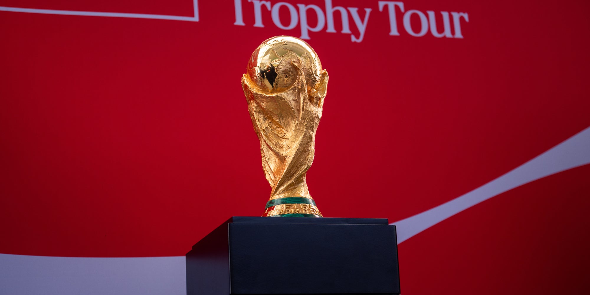 Le trophée de la Coupe du monde, exposé lors du FIFA World Cup Original Trophy Tour 2026 à l'Estadio do Dragao, le 6 février 2026 à Porto, au Portugal.