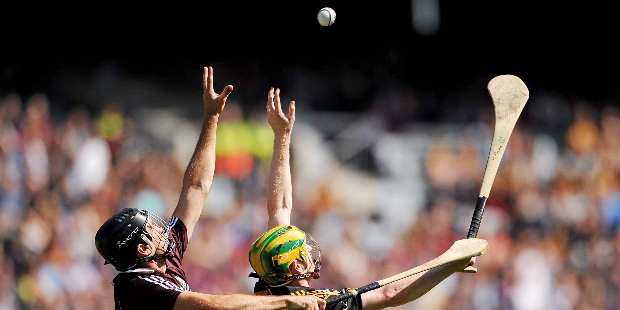 Un duel pour attraper le sliotar durant un match de hurling