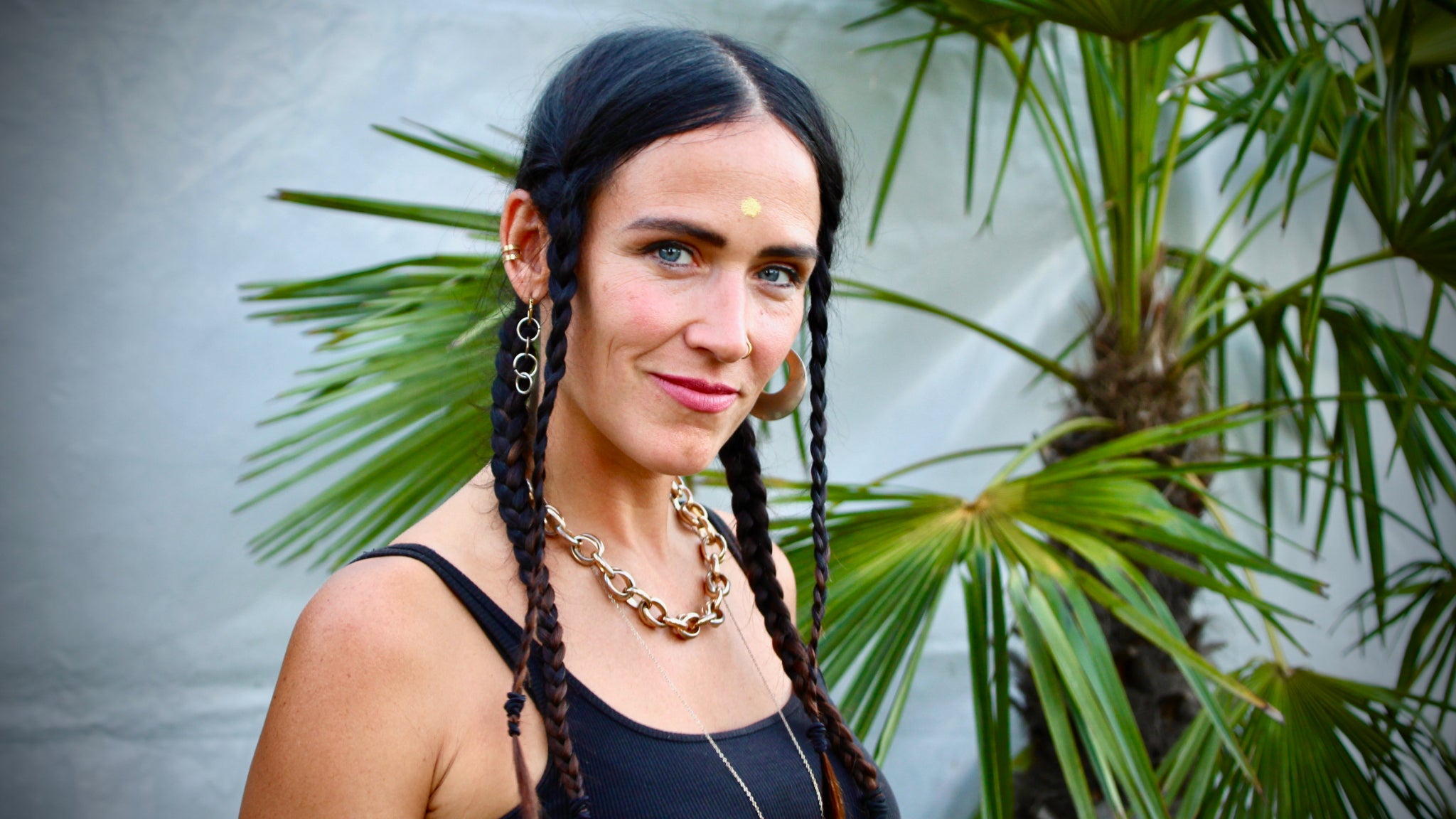 Son double héritage culturel, La Chica le fait découvrir à travers sa musique.