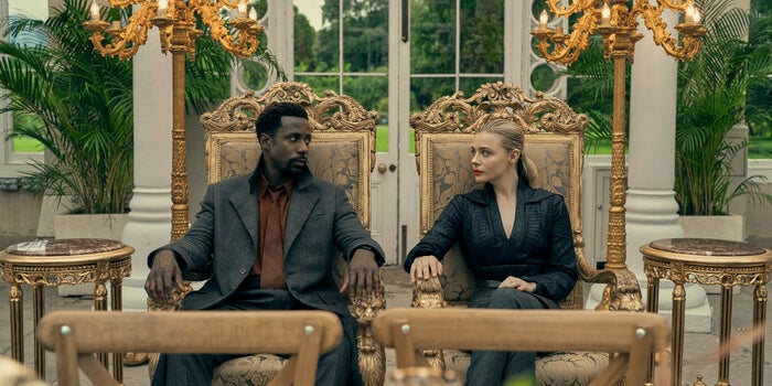 Flynne Fisher (Chloë Grace Moretz) et Wilf Netherton (Gary Carr) dans "Périphériques, les mondes de Flynne" sur Prime Video