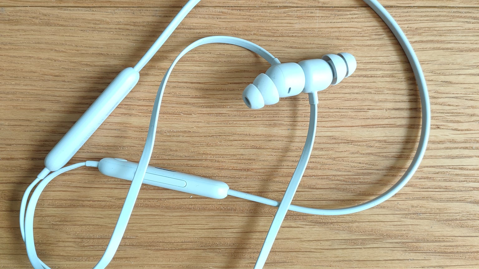 Les écouteurs des Beats Flex sont aimantés, et le fil ne fait jamais de nœuds.