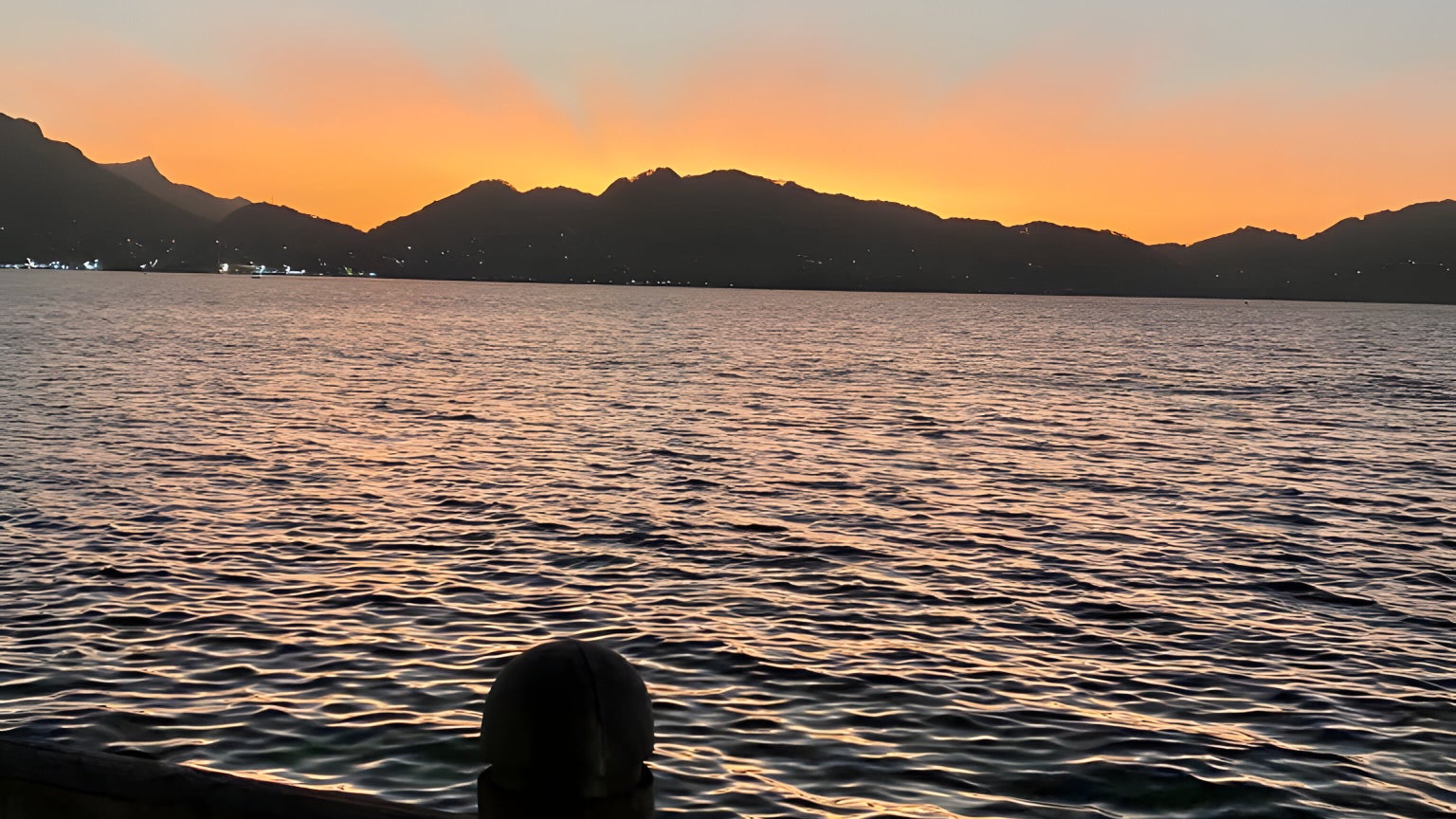 Un coucher de soleil aux Seychelles capturé depuis un pont sur pilotis. 