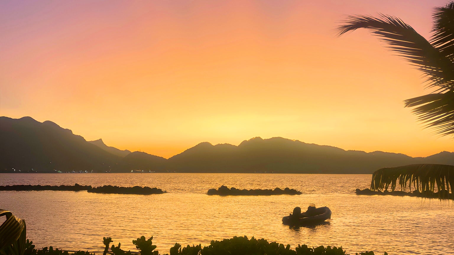 Un coucher de soleil capturé depuis une plage des Seychelles.