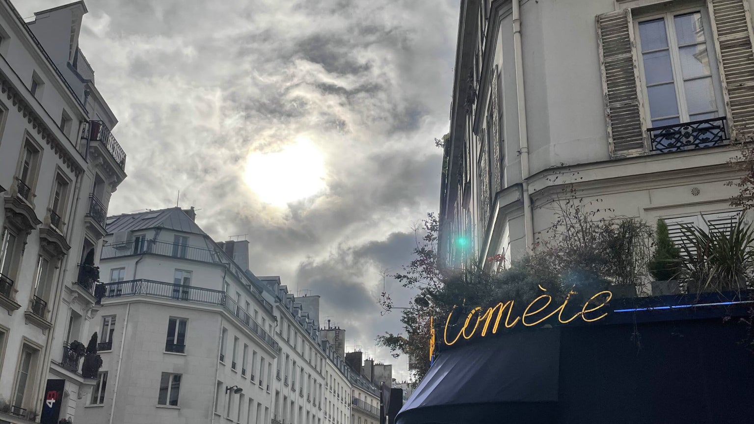 Même avec le soleil en pleine face (d'où le point de surbrillance dans les nuages), l'iPhone 12 Pro parvient à restituer l'environnement..