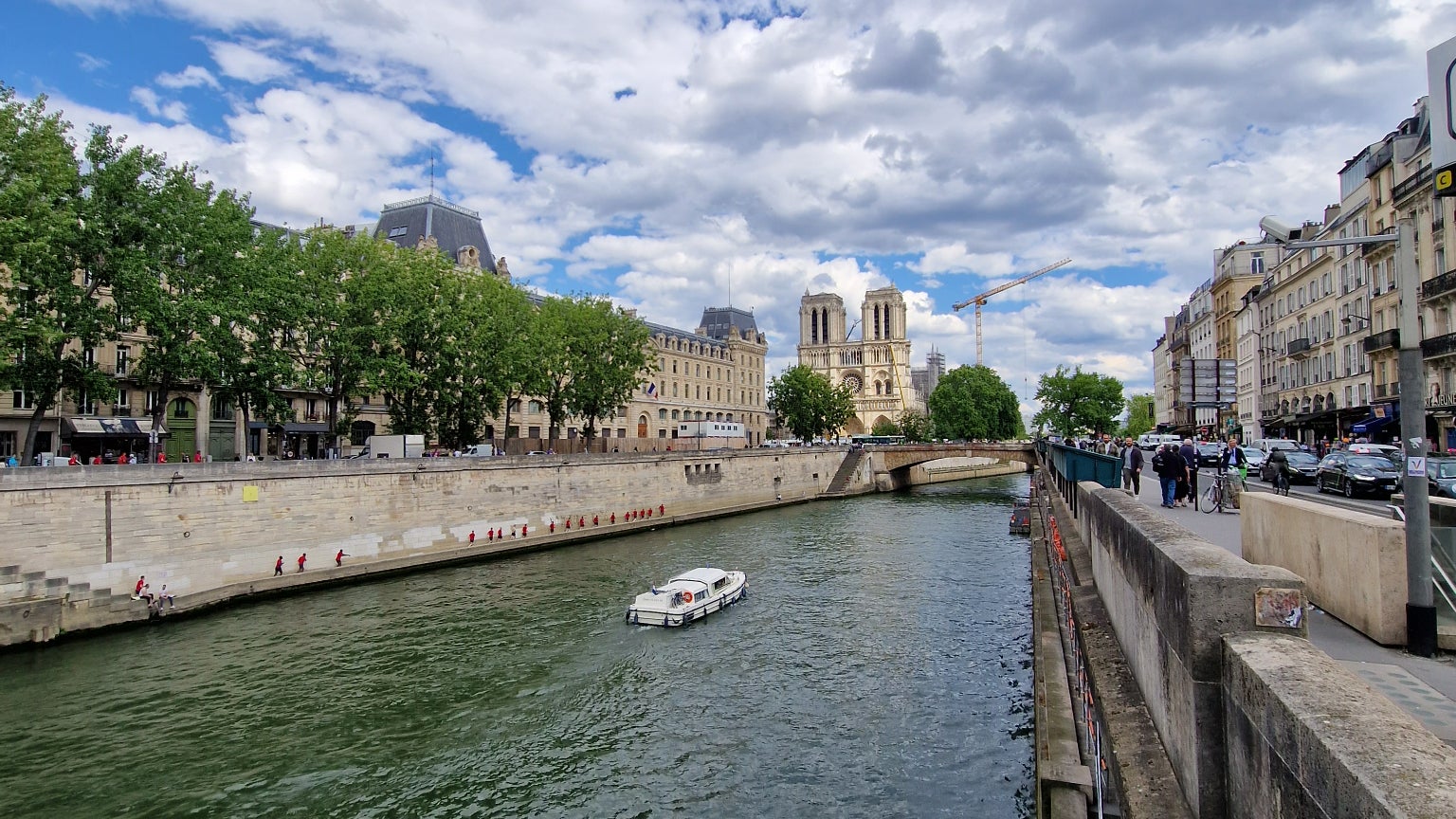 Par temps clair comme plus gris, le Galaxy S22+ n'a aucune difficulté à mettre les scènes en valeur