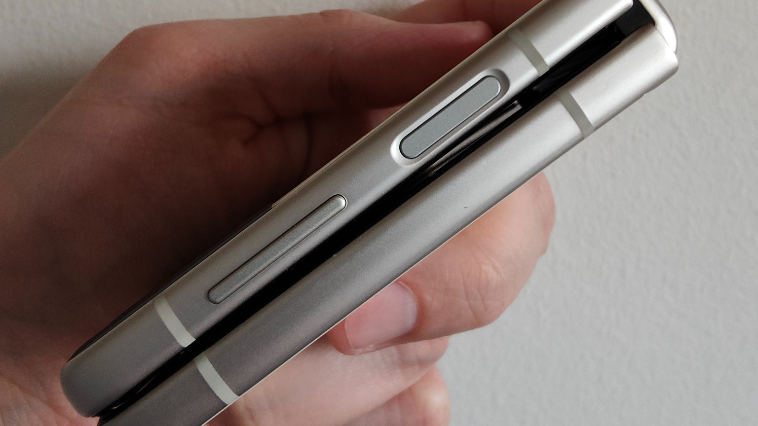 Incroyablement compact, le Samsung Galaxy Z Flip3 5G tient parfaitement dans la main